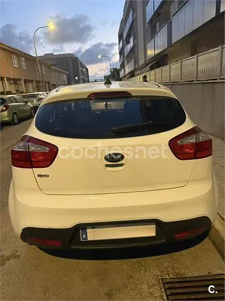 Usado Kia Rio 85 CV (62 kW) 2014 Blanco Berlina