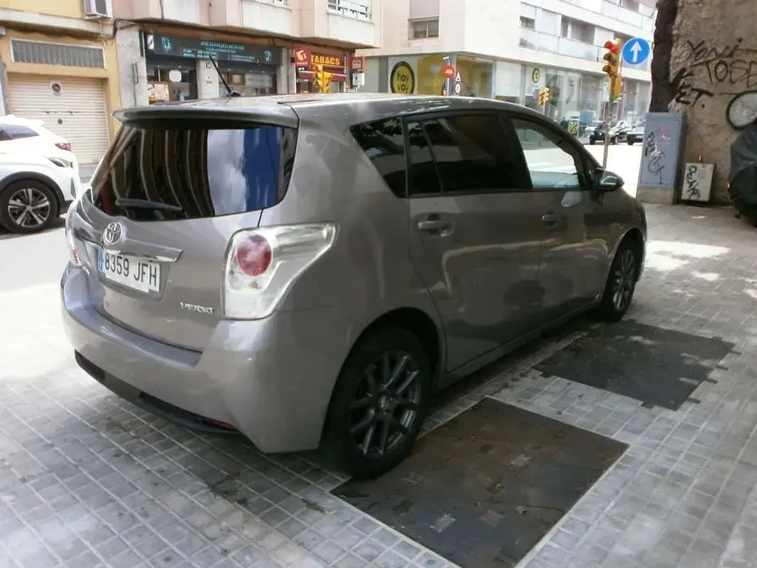 Usado Toyota Verso Advance 132 CV (97 kW) 2015 Gris Monovolumen