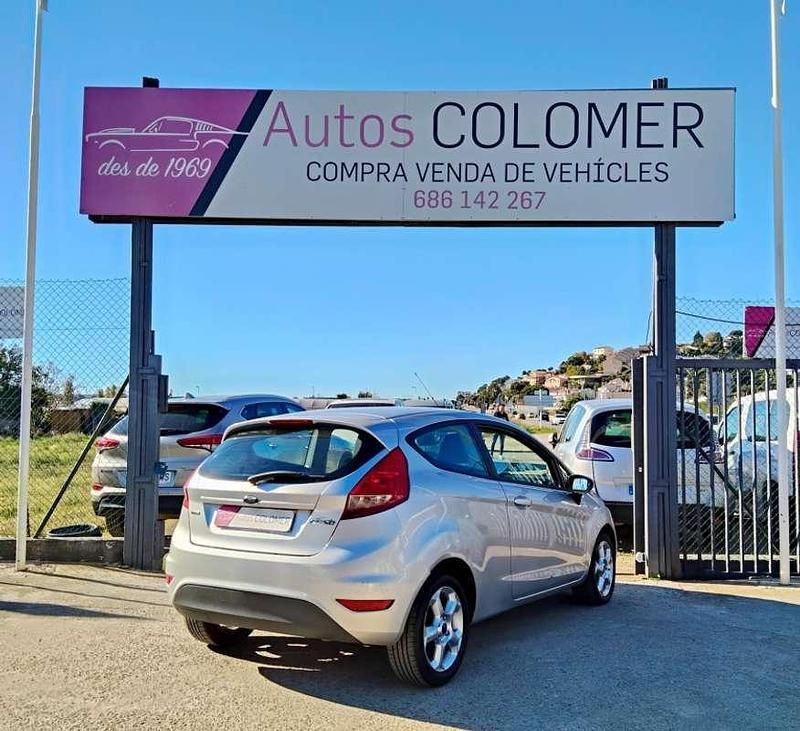 Usado Ford Fiesta Ambiente 68 CV (50 kW) 2009 Gris Utilitario
