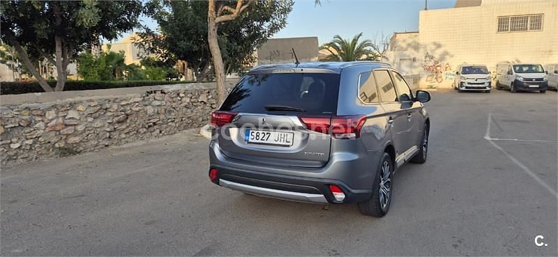 Usado Mitsubishi Outlander 150 CV (110 kW) 2015 Gris / plata SUV