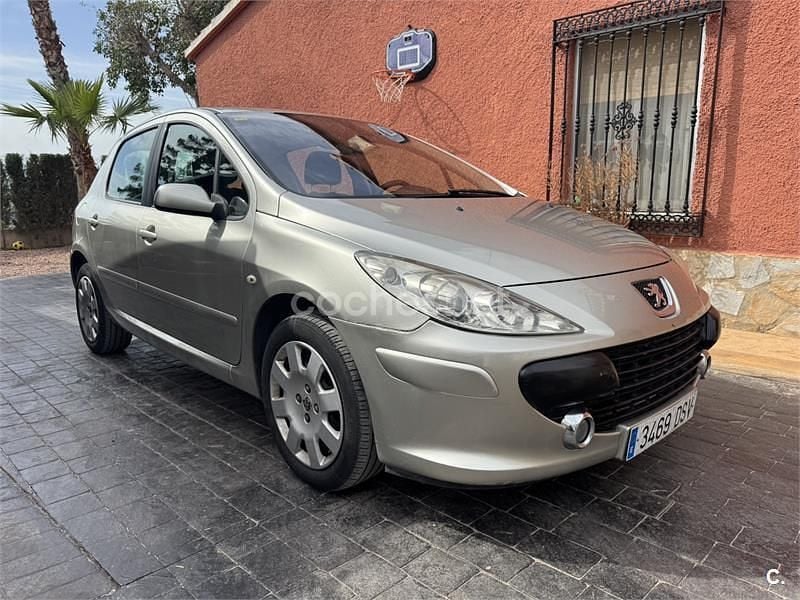 Usado Peugeot 307 110 CV (80 kW) 2005 Gris / plata Berlina