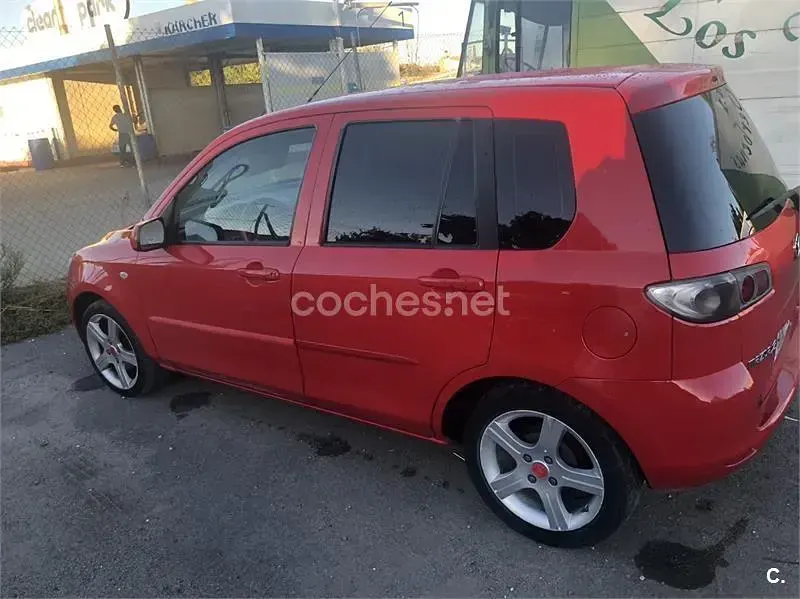 Usado Mazda 2 Sportive 68 CV (50 kW) 2007 Rojo Utilitario