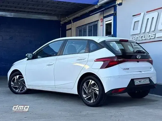Usado Hyundai i20 100 CV (73 kW) 2022 Blanco Utilitario