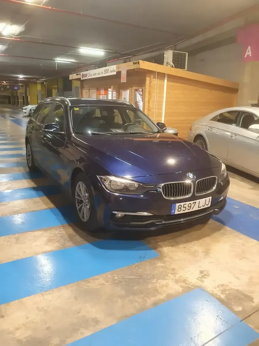 Usado BMW 318 150 CV (110 kW) 2015 Azul Familiar