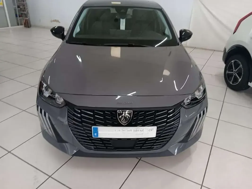 Nuevo Peugeot 208 Allure 101 CV (74 kW) 2025 Gris Utilitario