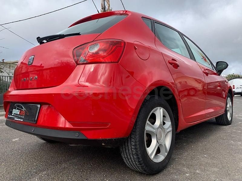 Usado Seat Ibiza Reference 90 CV (66 kW) 2013 Rojo Berlina