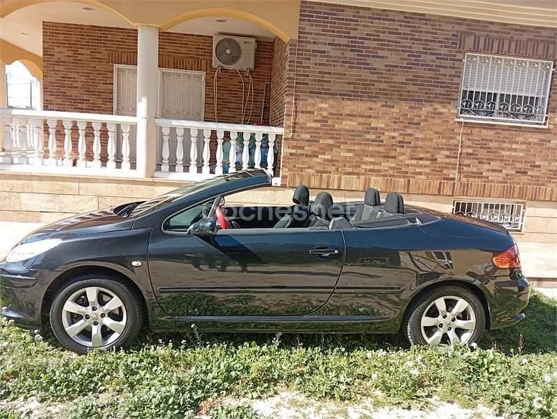 Usado Peugeot 307 CC 136 CV (100 kW) 2007 Negro Descapotable