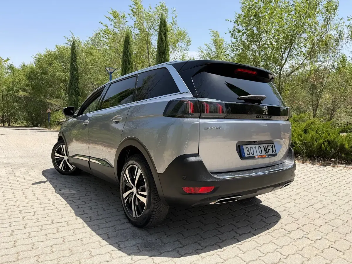 Usado Peugeot 5008 GT 130 CV (95 kW) 2023 Gris SUV