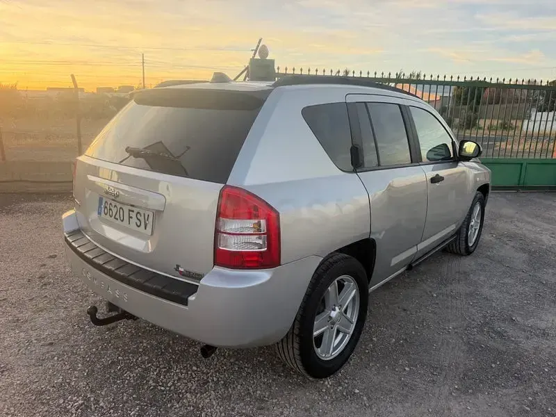 Usado Jeep Compass Limited 140 CV (102 kW) 2007 Gris / plata SUV
