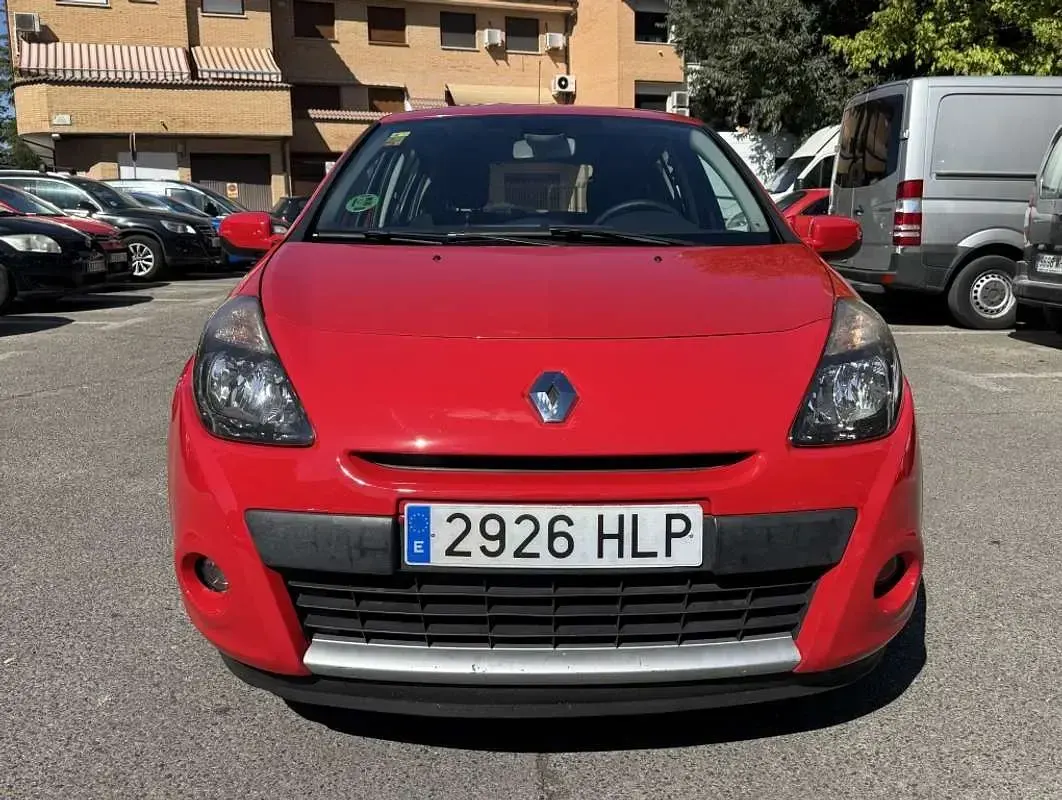Usado Renault Clio Dynamique 101 CV (74 kW) 2012 Rojo Utilitario