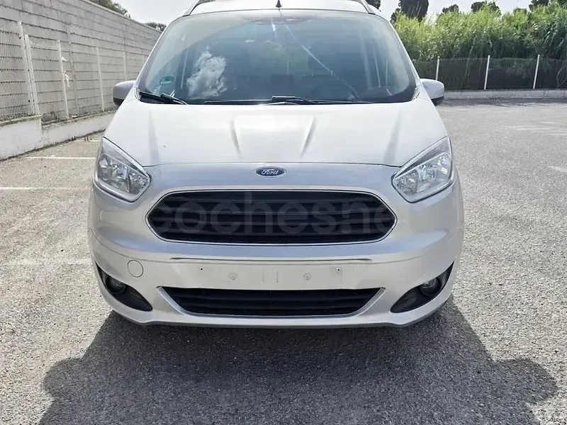 Usado Ford Tourneo Courier Trend 100 CV (73 kW) 2017 Blanco Monovolumen
