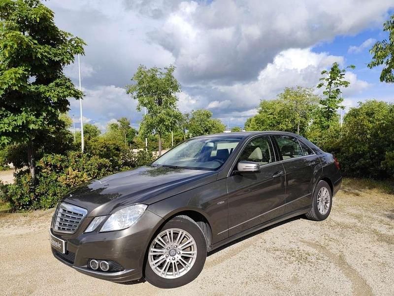 Usado Mercedes E220 Elegance 170 CV (125 kW) 2010 Beige Berlina