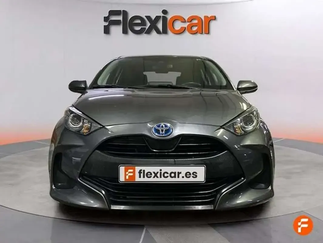 Usado Toyota Yaris Active 116 CV (85 kW) 2023 Rojo Utilitario