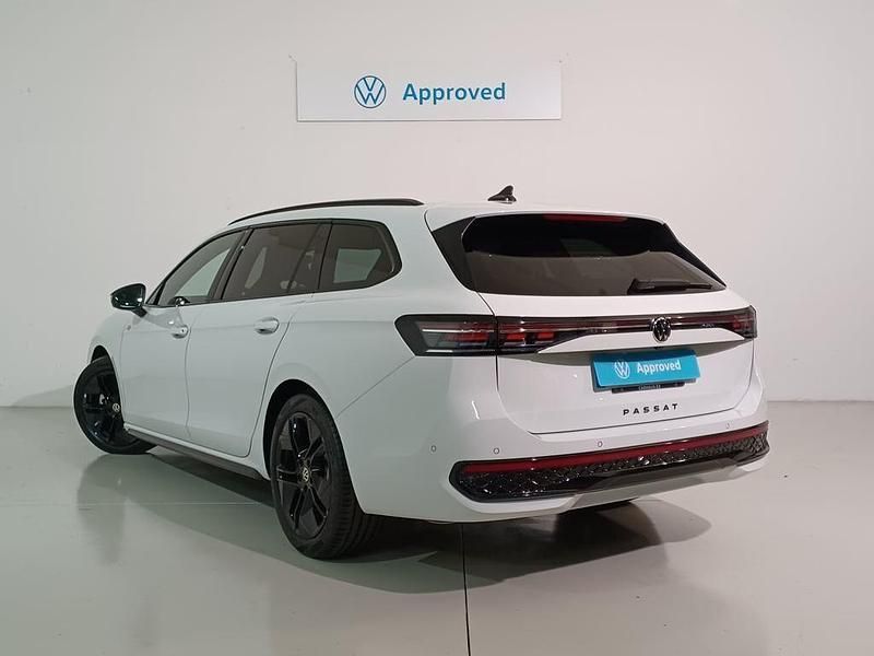 Usado VW Passat R-line 150 CV (110 kW) 2024 Blanco Familiar