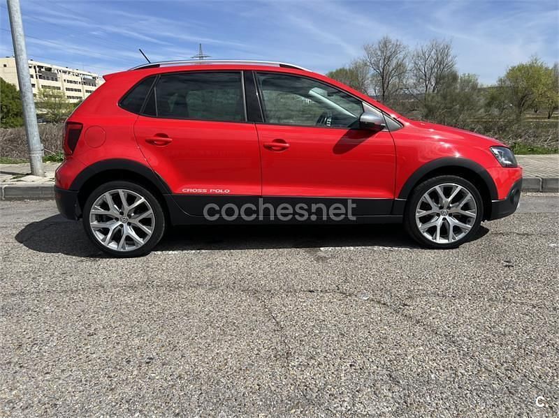 Usado VW Polo Cross 90 CV (66 kW) 2015 Rojo Utilitario