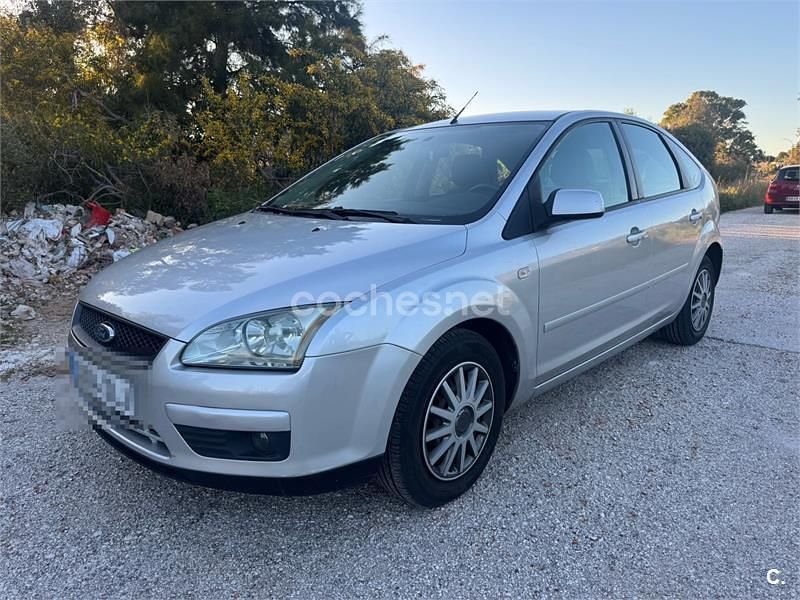 Usado Ford Focus Ghia 109 CV (80 kW) 2005 Gris / plata Berlina
