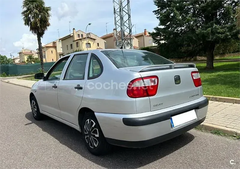 Usado Seat Cordoba 75 CV (55 kW) 2002 Gris / plata Berlina
