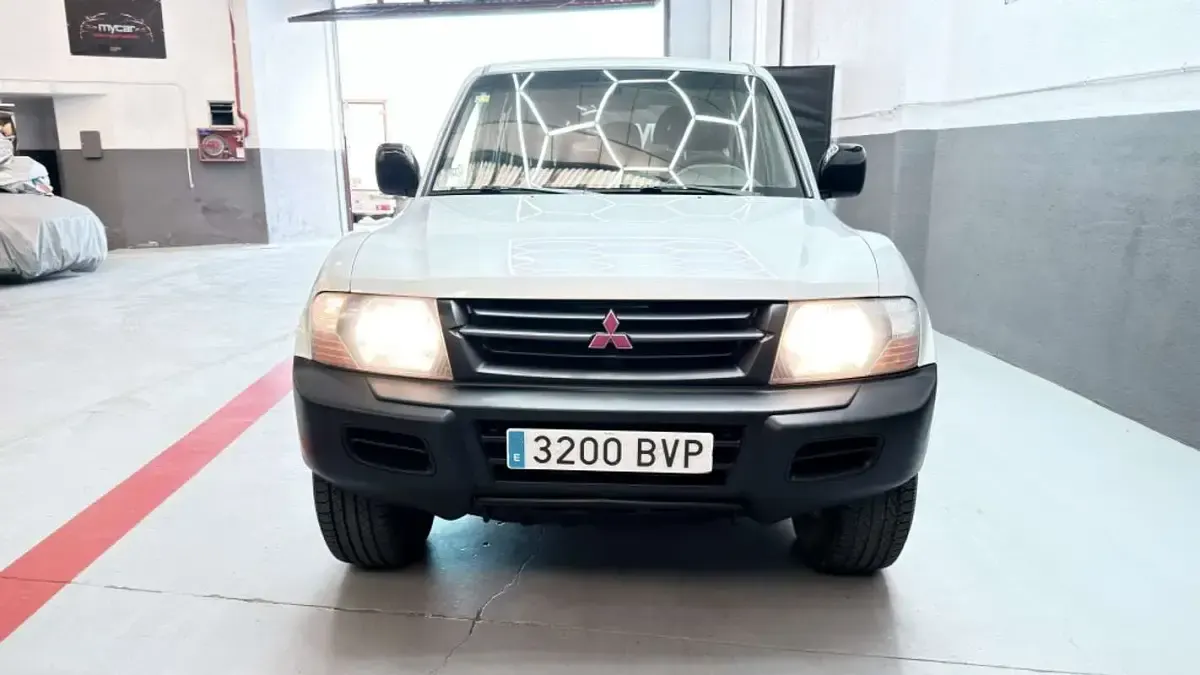 Usado Mitsubishi Montero 165 CV (121 kW) 2002 Gris SUV
