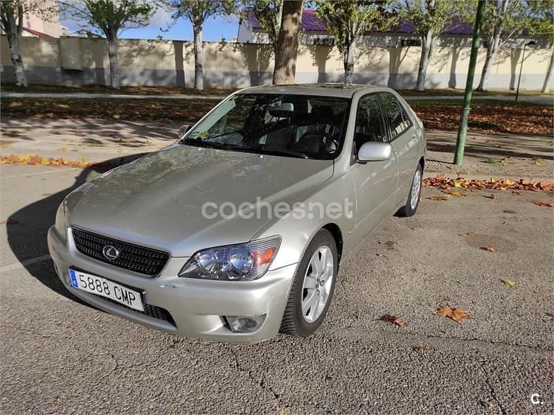 Gris / plata Usado 2003 Lexus IS200 Luxury Line Berlina | 5800 € - Imagen 1/4