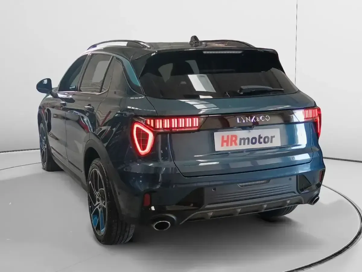 Begagnad Lynk & Co 01 261 HK (191 kW) 2022 Svart SUV