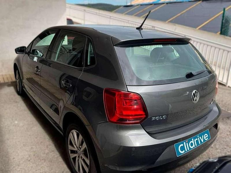 Usado VW Polo Advance 75 CV (55 kW) 2017 Gris Utilitario