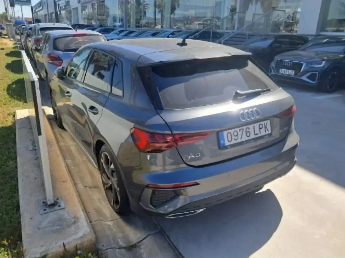 Usado Audi A3 116 CV (85 kW) 2021 Gris/plata Berlina