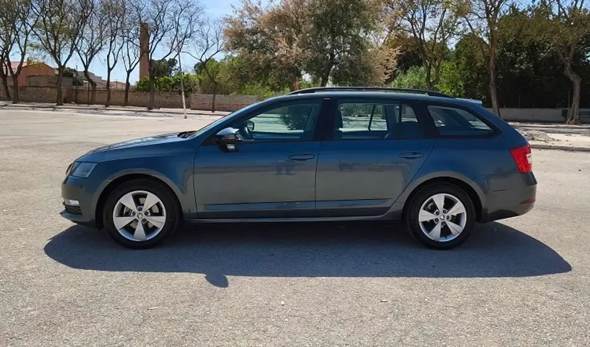 Usado Skoda Octavia Style 131 CV (96 kW) 2020 Gris Familiar