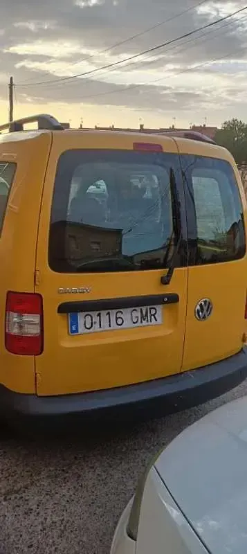Usado VW Caddy 90 CV (66 kW) 2009 Amarillo Monovolumen