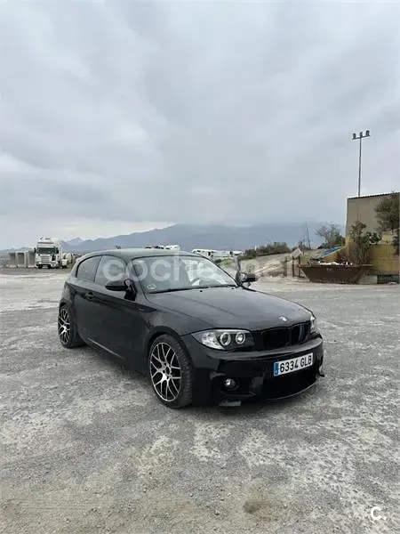 Usado BMW 118 Sport Line 143 CV (105 kW) 2009 Negro Utilitario