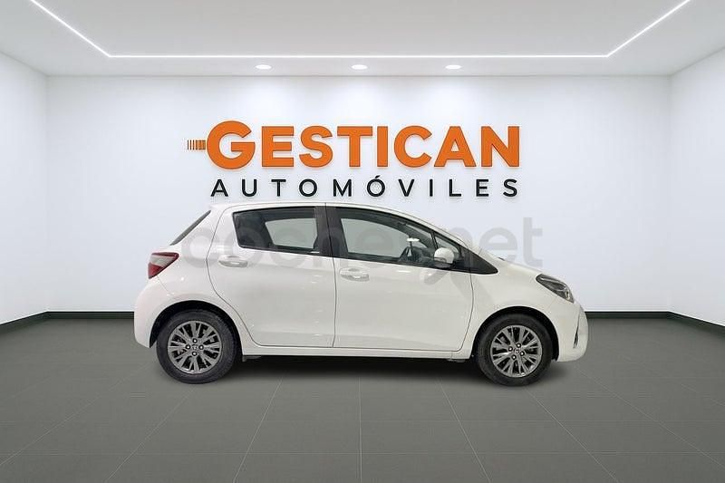 Usado Toyota Yaris Hybrid Active 100 CV (73 kW) 2020 Blanco Berlina