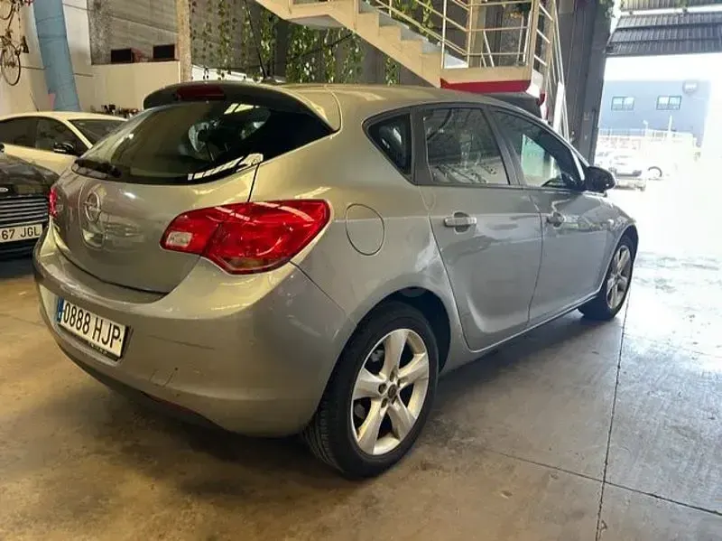 Usado Opel Astra Selective 115 CV (84 kW) 2012 Gris / plata Berlina