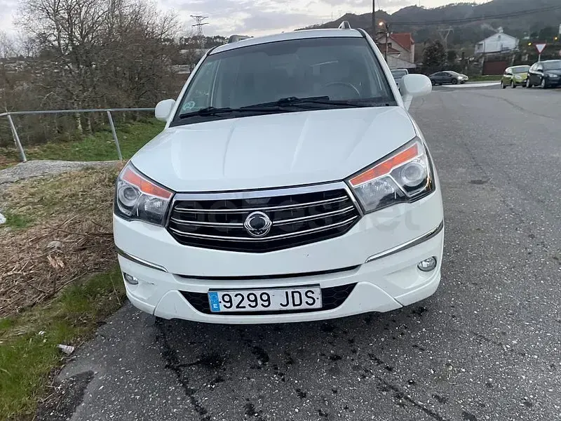 Usado SsangYong Rodius Limited 155 CV (114 kW) 2015 Blanco Monovolumen