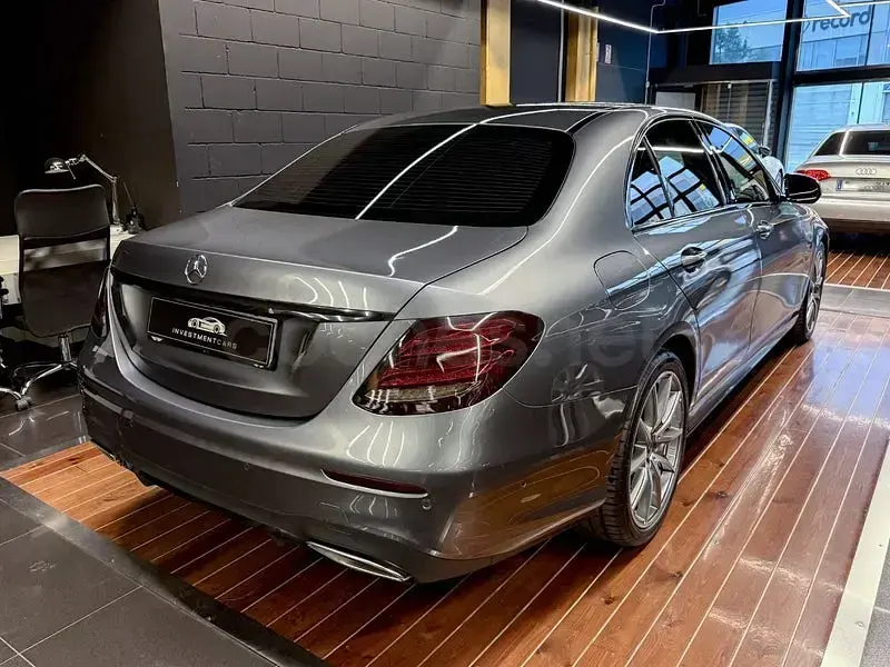 Usado Mercedes E200 197 CV (144 kW) 2020 Gris / plata Berlina