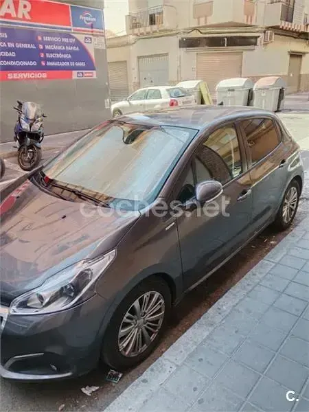 Usado Peugeot 208 Style 100 CV (73 kW) 2018 Gris / plata Utilitario