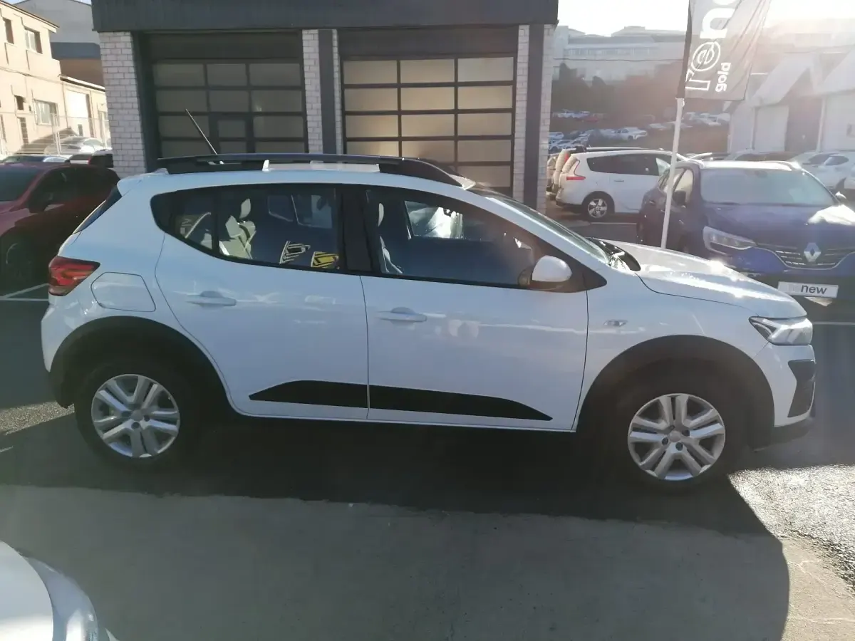 Usado Dacia Sandero Expression 100 CV (73 kW) 2023 Blanco Utilitario