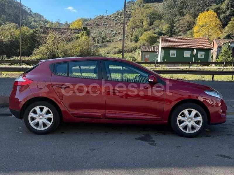 Usado Renault Mégane Dynamique 110 CV (80 kW) 2009 Granate Berlina