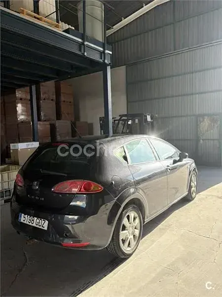 Usado Seat Leon Stylance 105 CV (77 kW) 2008 Negro Utilitario
