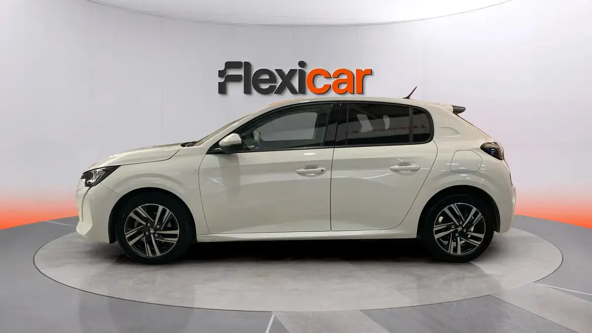 Usado Peugeot 208 Allure 101 CV (74 kW) 2021 Blanco Utilitario