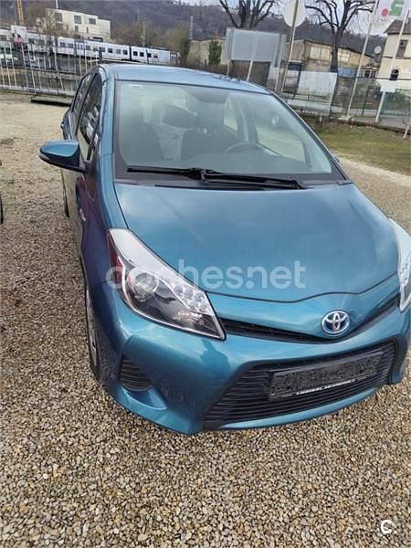 Usado Toyota Yaris Hybrid Active 100 CV (73 kW) 2013 Azul Berlina