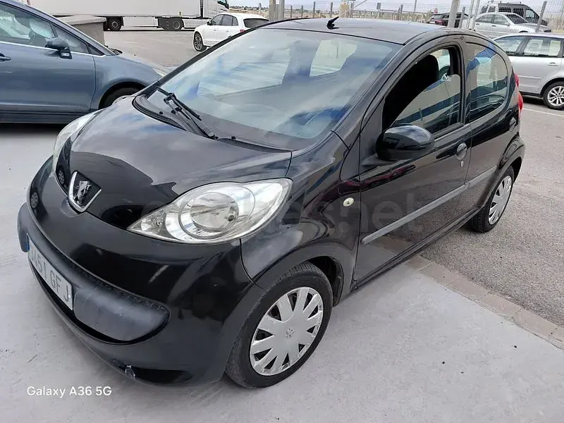 Usado Peugeot 107 54 CV (39 kW) 2009 Negro Utilitario