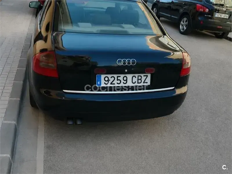 Usado Audi A6 130 CV (95 kW) 2002 Azul Berlina