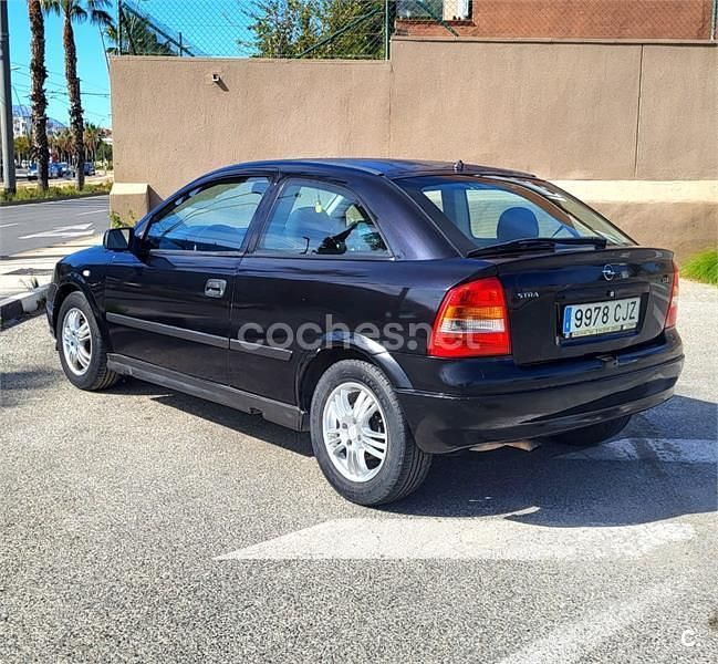 Usado Opel Astra Club 80 CV (58 kW) 2003 Negro Berlina