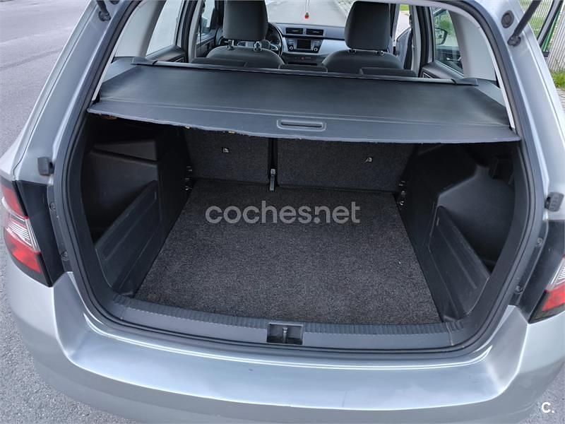 Usado Skoda Fabia Ambition 75 CV (55 kW) 2015 Gris / plata Familiar