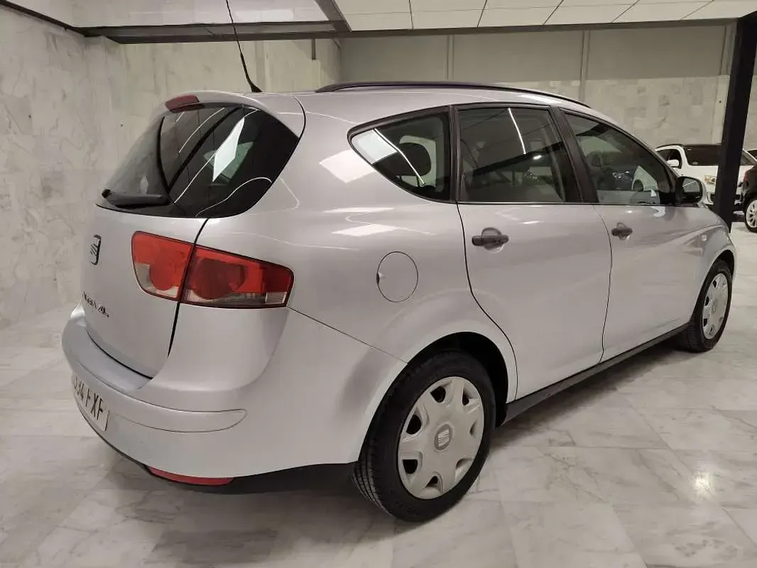 Usado Seat Altea XL Reference 105 CV (77 kW) 2008 Gris Monovolumen