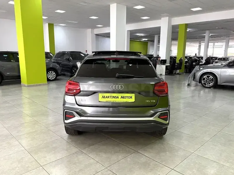Usado Audi Q2 S-Line 150 CV (110 kW) 2024 Gris / plata SUV
