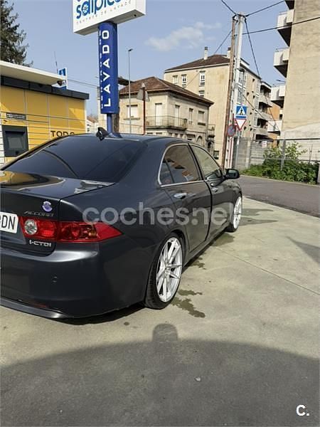 Usado Honda Accord Executive 140 CV (102 kW) 2004 Gris / plata Berlina
