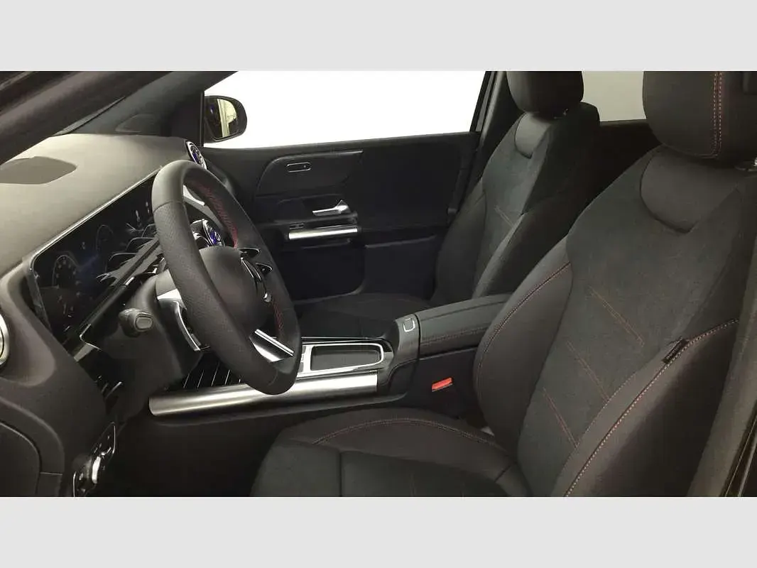 Usado Mercedes B200 150 CV (110 kW) 2025 Plateado Utilitario
