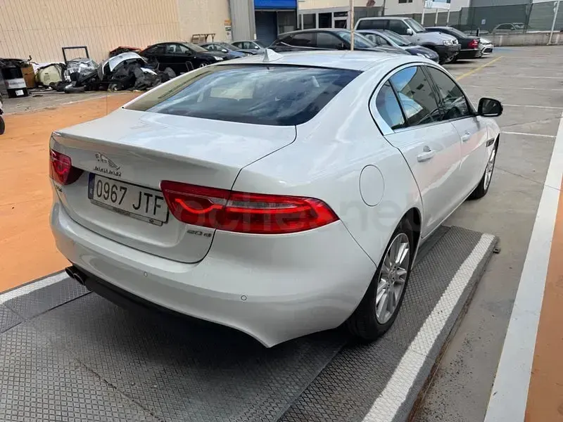 Usado Jaguar XE Prestige 180 CV (132 kW) 2018 Blanco Berlina