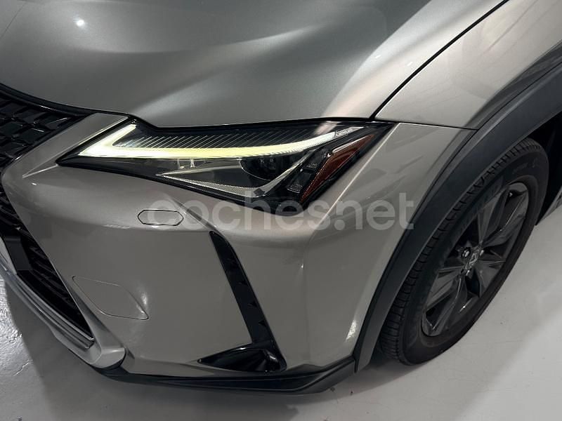 Usado Lexus UX Business Edition 184 CV (135 kW) 2019 Gris / plata SUV