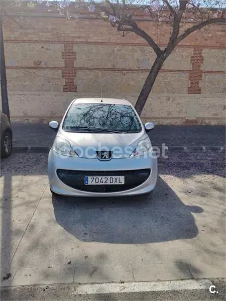 Usado Peugeot 107 68 CV (50 kW) 2006 Gris / plata Utilitario